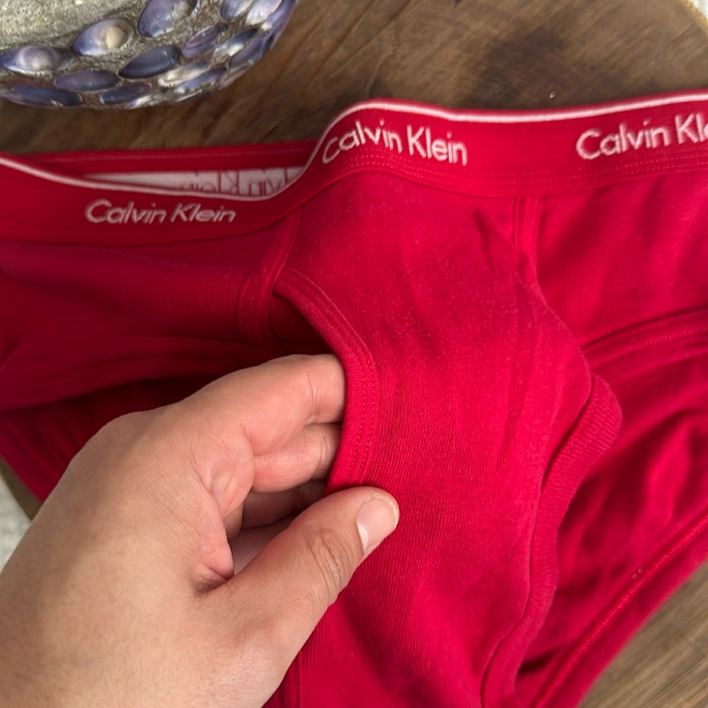 Calvin Klein - Picture 3 of 6